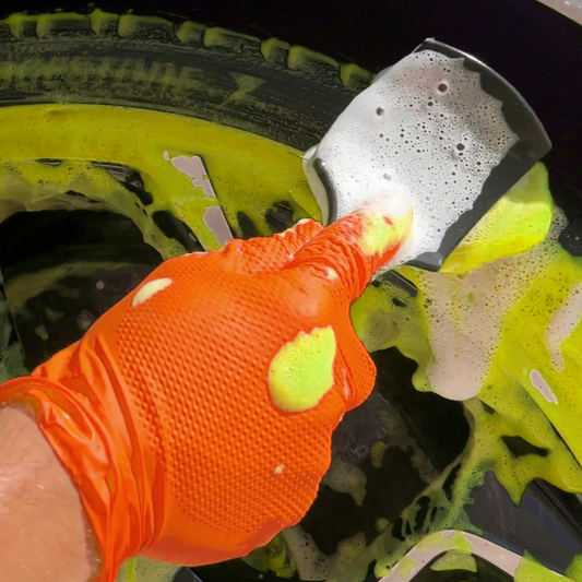 Tino Stiff Brush cleaning tyre